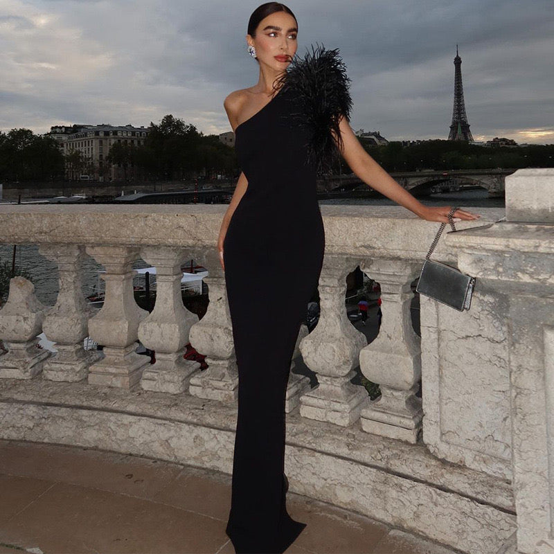 Vestido negro asimétrico plumas