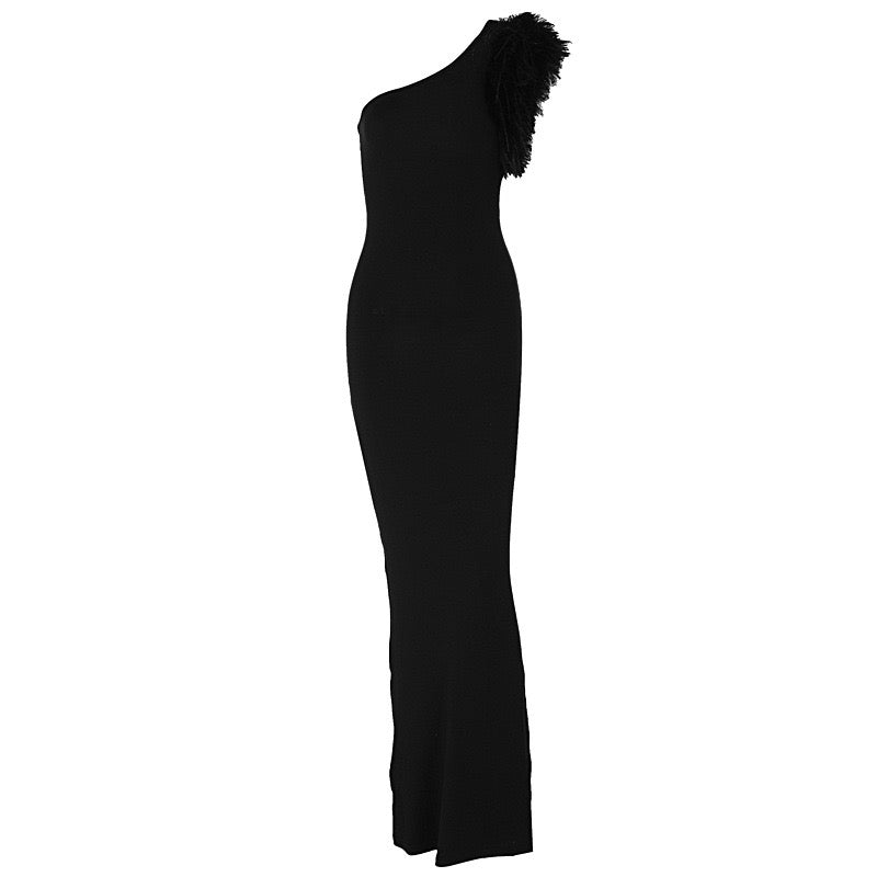 Vestido negro asimétrico plumas
