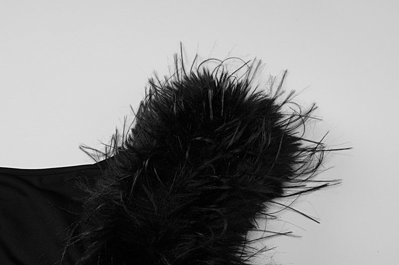 Vestido negro asimétrico plumas