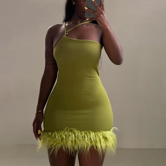 Vestido asimétrico plumas