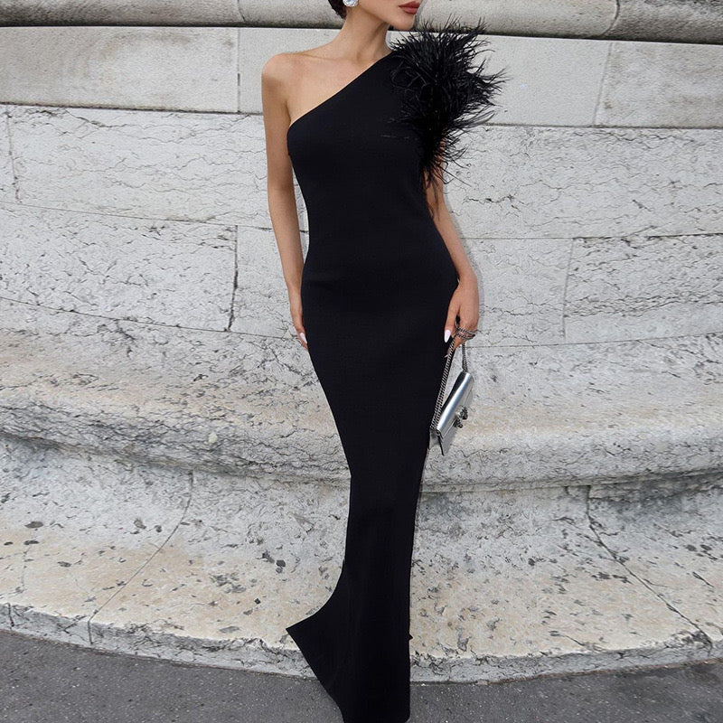 Vestido negro asimétrico plumas