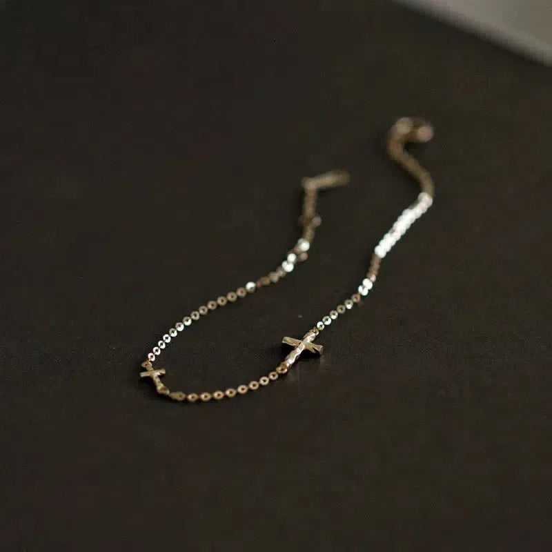 Pulsera elegante de cruz
