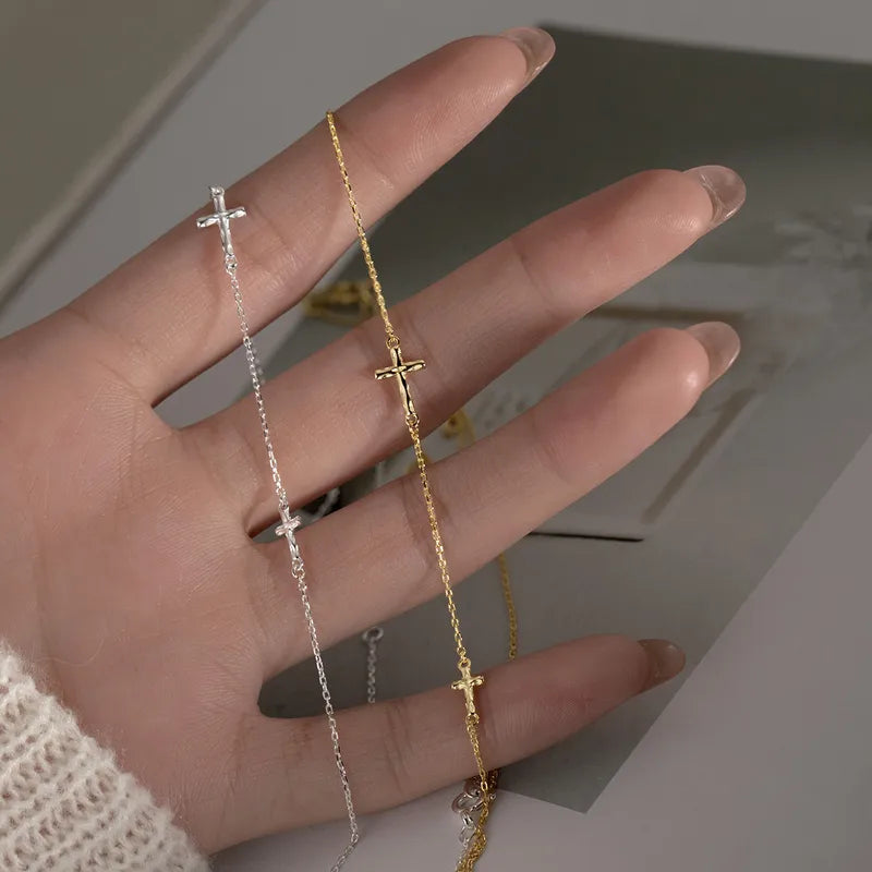 Pulsera elegante de cruz