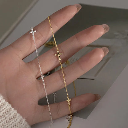 Pulsera elegante de cruz